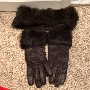 Rabbit fur Collar and fur/leather gloves.